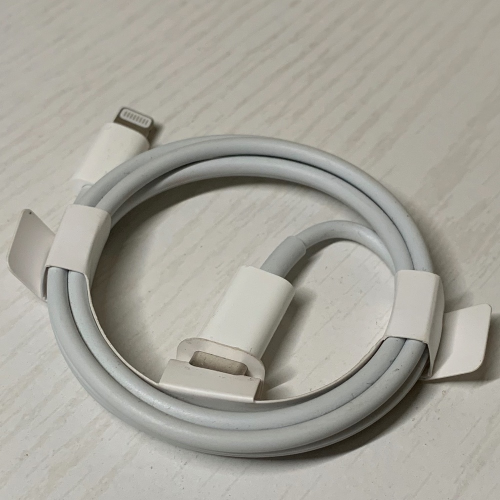 100% ORIGINAL. NEW!! Apple Lightning to USB-C Charger 3.2 Ft.